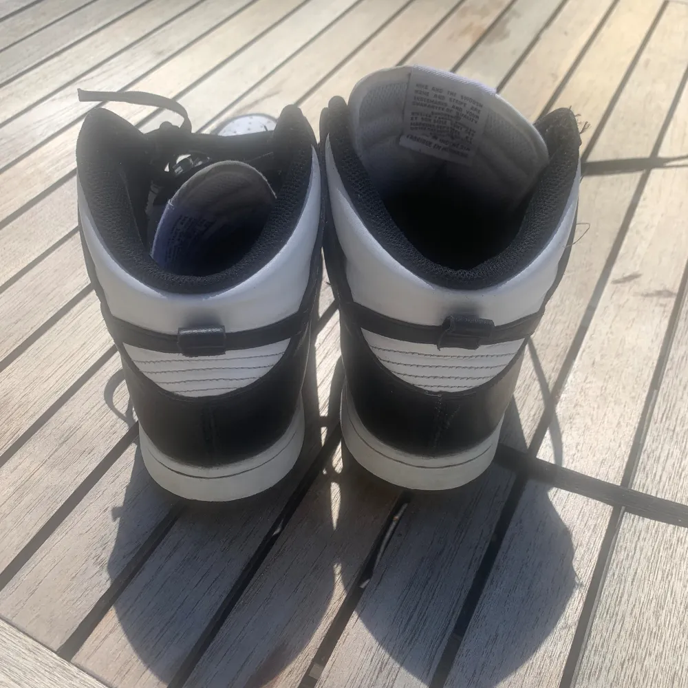 Nike panda dunks med bra skick (nypris 1400)  storlek 40/41, pris kan diskuteras vid snabb affär.. Skor.