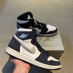 Jordan 1 Retro High Midnight Navy 2020 - Säljer mina Jordan 1 High Midnight Navy. Storlek: EU 46 / US 12 Skick: Använda (9/10) Pris: 2200kr  Köpta från StockX  Köparen står för frakt För mer info DM