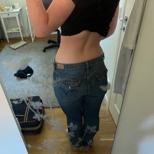 Superfina vintage jeans💕 - Supersuperfina vintage jeans från Levi’s. Bootcut modell, lite slitna längst ner i benen på baksidan men fortfarande i väldigt fint skick 🌟💕