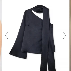 One shoulder topp - Silkes topp från NAKD. Nyskick, endast använd 1 gång. Storlek 32. Köparen står för frakten🤍