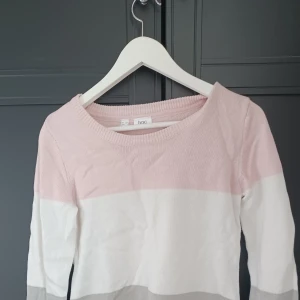 Långärmad tröja - Fint skick, inga lösa trådar eller fläckar. Använd ett få antal gånger.