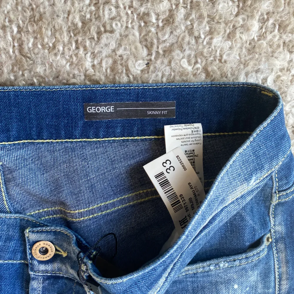 Hej! Säljer nu dessa sjukt snygga och populära dondup jeans. Dessa är i nyskick och orderbekräftelse finns! Nypris 3699kr men säljer för endast 1000kr. Storlek 33 och ett vanlig i storleken. Hör gärna av dig ifall du undrar något! Mvh SR🙌. Jeans & Byxor.