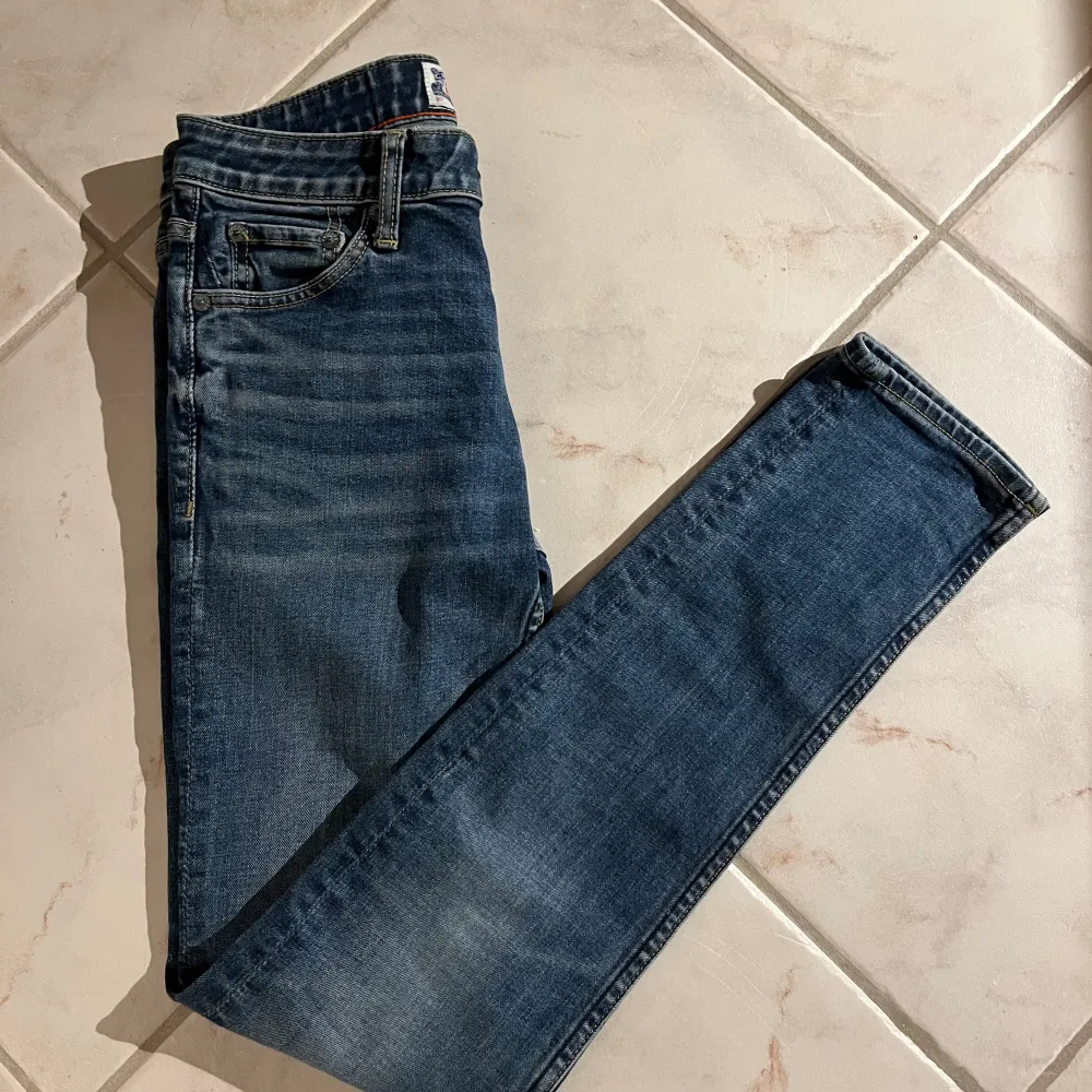 Riktigt feta Crocker jenas! Vi säljer dessa slim fit jeans i storlek W25/L30. Passar perfekt till dig som är runt 165-170 cm lång och hyfsat smal. Knappt använda skick 9/10.. Jeans & Byxor.