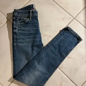 Riktigt feta Crocker jenas! Vi säljer dessa slim fit jeans i storlek W25/L30. Passar perfekt till dig som är runt 165-170 cm lång och hyfsat smal. Knappt använda skick 9/10.