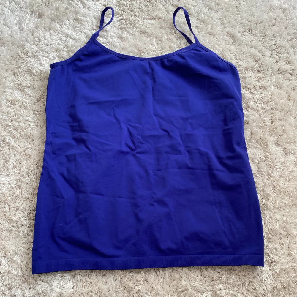 Fint blått linne i typ träningskläder material, storlek L men passar mindre!💙. Toppar.
