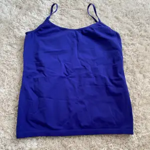 Fint blått linne i typ träningskläder material, storlek L men passar mindre!💙