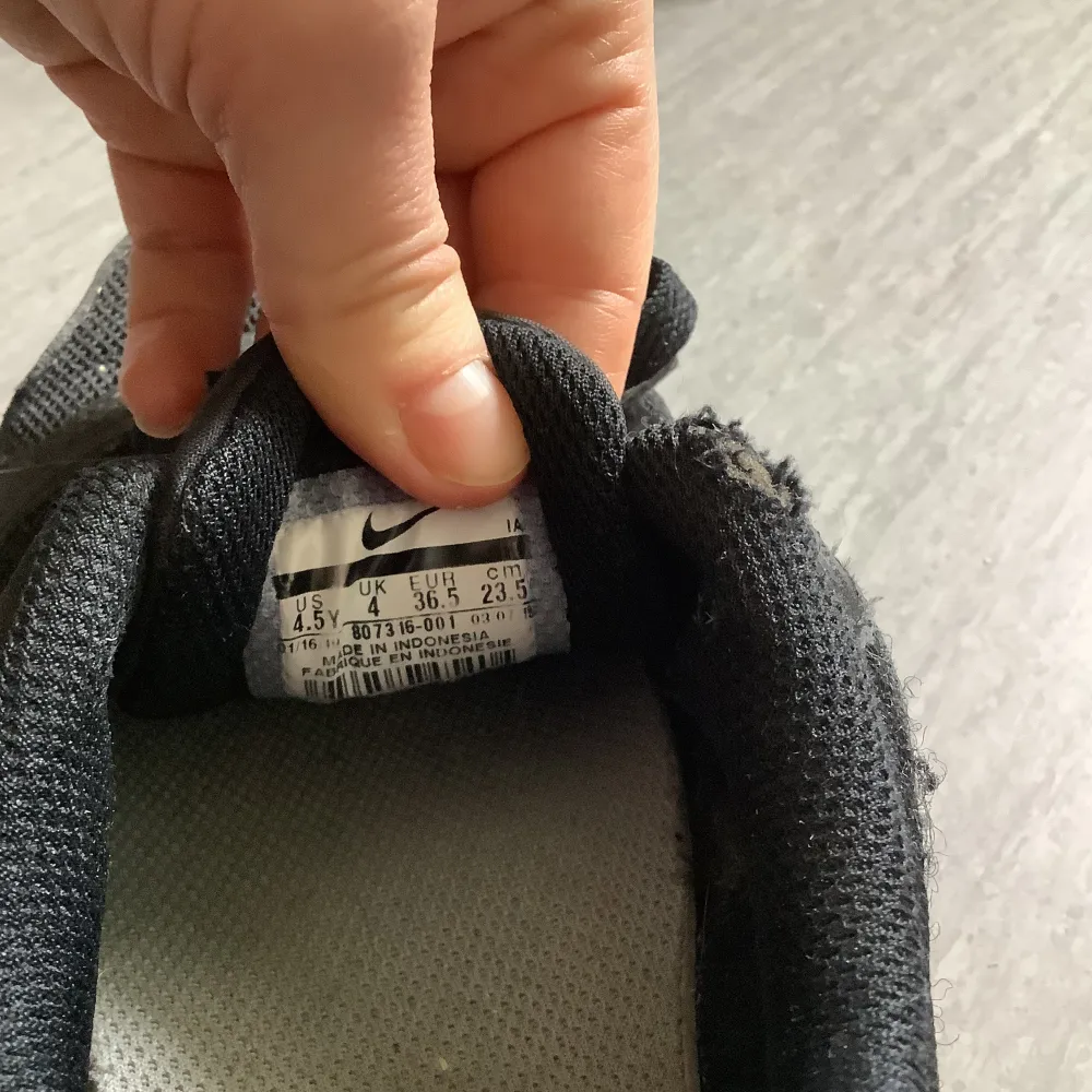 Fina skor från Nike svartvita i strl 36,5 i använt skick. Skor.