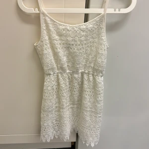 Klänning  - Passar perfekt till avslutning eller student använd 1 gång 