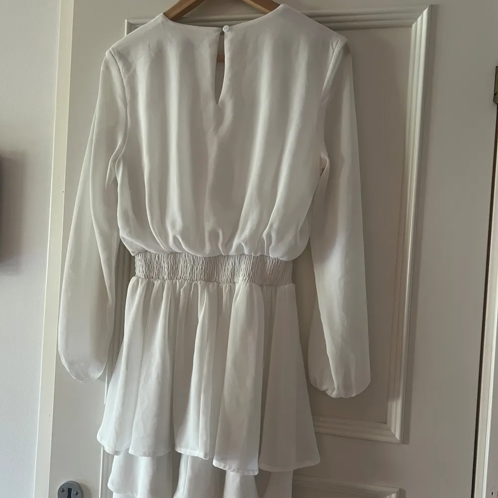 Säljer denna söta vita volang klänning då den endast kommit till användning 1 gång, nyskick. Storlek XS men stretchig så passar även S. Skriv vid intresse eller frågor. . Klänningar.