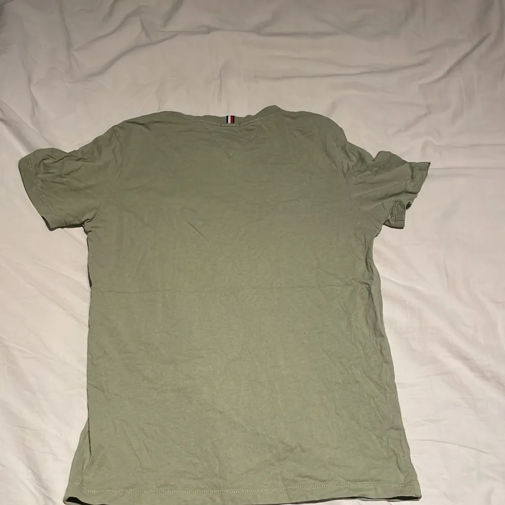 Säljer denna tröja efter som att den aldrig kommer till användning längre den har 3 små hål längst ner vid magen men inget som märks vid användning kan gå ner i pris . T-shirts.