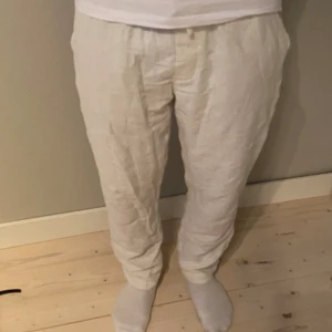 Linnebyxor  - Linnebyxor från zara, varsamt använda inga defekter  Köparen står för frakten  Byxorna är liten i storleken. 