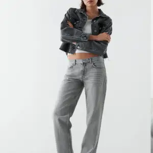 Snygga ljus gråa low waist jeans i pass formen straight. De är i bra skick . Skulle säga att jeansen är rätt så små i storleken💞 Nypris: 499 kr 