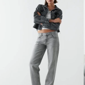 Gråa Low waist jeans ifrån Gina Tricot  - Snygga ljus gråa low waist jeans i pass formen straight. De är i bra skick . Skulle säga att jeansen är rätt så små i storleken💞 Nypris: 499 kr 