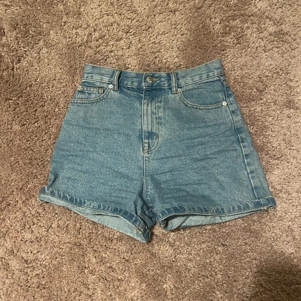 Blåa jeansshorts från pull and bear, jätte bra sick och säljer för att jag inte använder dem längre.  Skriv om ni har några frågor eller vill ha fler bilder. :). Shorts.