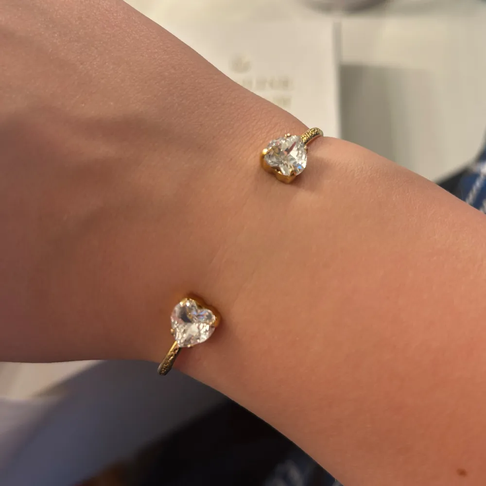 Superfint Caroline Svedbom armband i fint skick, nypris 595kr, skriv gärna vid frågor💕. Accessoarer.