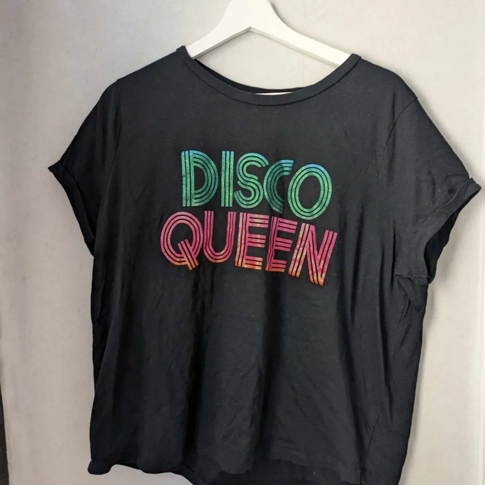 Black t-shirt with print. It says it's size 18, but it's more of a regular size L, not oversized. Not worn. T-shirts.