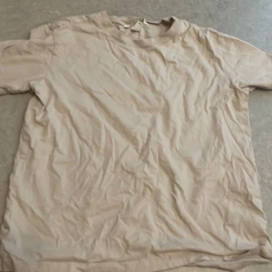 Vanlig beige tröja - Storlek xs, ca 45cm lång och ca 41,5 cm bred runt midjan. Andvänd och skrynklig men annars bra skick. Har andvänt i nått år.