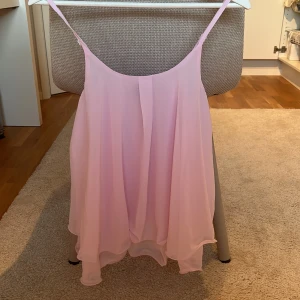 Rosa söt topp - En super söt rosa topp som man båda kan klä upp och ner, kommer tyvärr inte till användning längre. Vet att det är storlek M men passar även mig som brukar bära S.💕💕💕