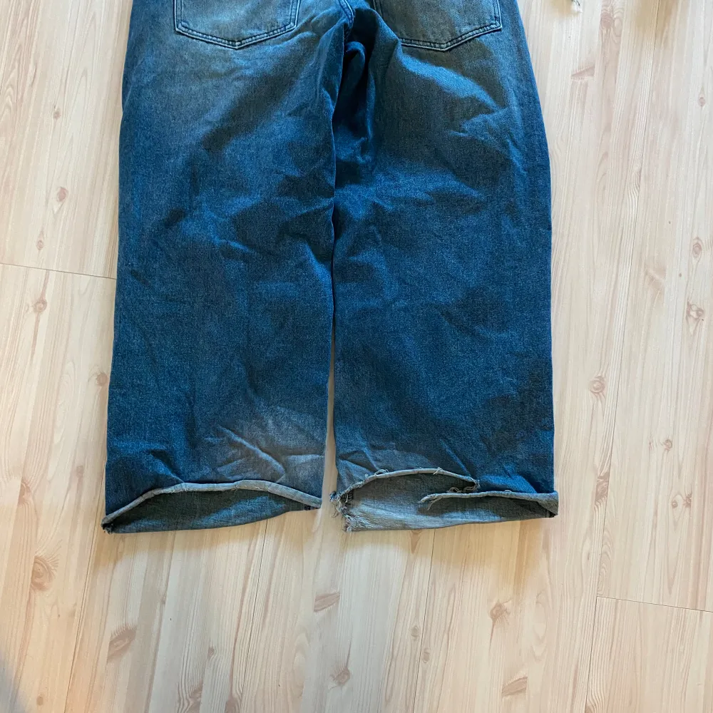 Snygga stora jeans av jaded London  Har trampat sönder hälen (bild 3). Jeans & Byxor.