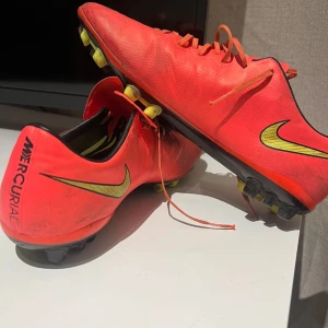Nike mercurial vapor 10  - Ett par gamla Nike mercurial vapor 10 i bra kvalite och med stor efterfrågan, väldigt sköna och kommer ge dig en bättre känsla på bollen. 
