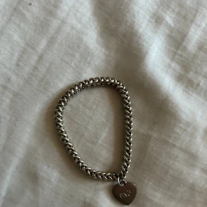 Armband från snö of sweden - Äldre armband från snö of sweden. Armbandet är elastiskt och passar därför flera olika storlekar. Har några tecken på användning främst på det hjärtformade hängsmycket.  Annars i fint skick. Utgångspris 80 kronor. Tar även emot prisförslag. 