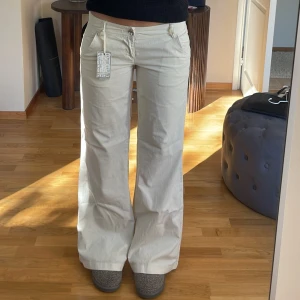 Lågmidjade linnebyxor - Sjukt snygga linnebyxor från Reporter😍helt nya med lapp kvar! Jag är 177cm. Midjemått: 42cm Innerben: va 82/83cm