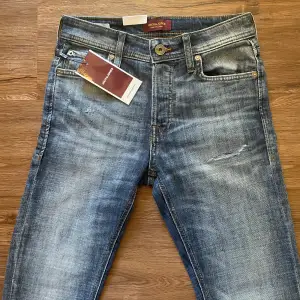 Riktigt feta jack and Jones jeans med slitningar. Dom är helt nya, endast testade. Storleken är 28/30. Priset kan självklart diskuteras vid snabb affär! Hör av dig vid funderingar!