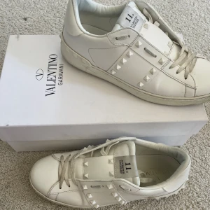 Valentino rockstud limited edition - Valentinos hel vita limited edition 8,5/10  Änvönda ett fåtal gånger nypris 8000kr Mitt prisa 4000 Allt följer med, låda, nya skosnöre, äktahets bevis 