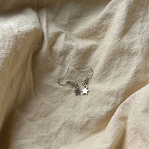 Egengjorda smycken säljes - Egengjorda smycken av mig! Skriv till mig privat och skicka bild på det örhänget du är intresserad utav så skriver jag pris😃