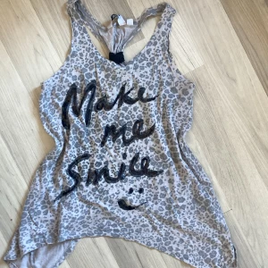 Topp -  Jättefin leopardmönstrad topp med glittrig text⭐️ unik i ryggen, perfekt för sommaren!