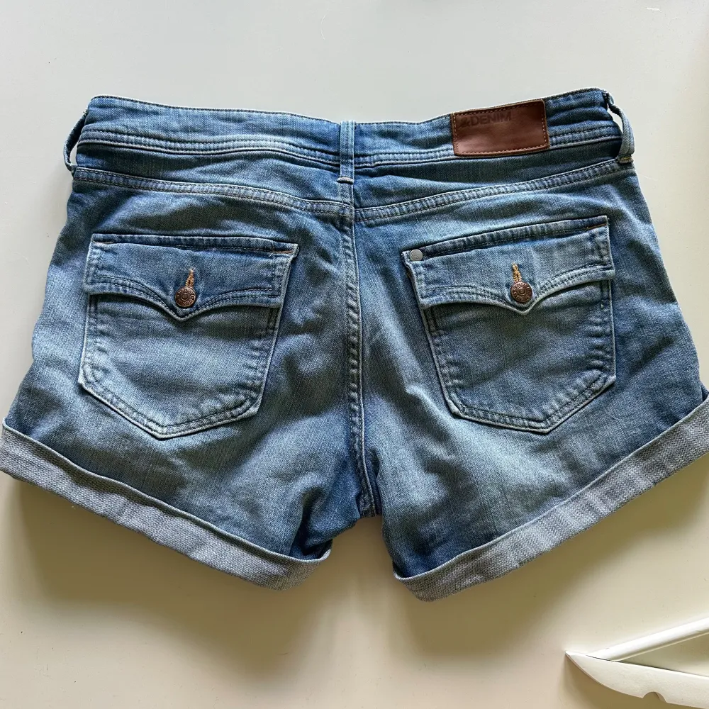 Söta shorts, perfekta till sommaren🏖️Använda fåtal gånger, fint skick.  Lågmidjade med fina fickor. Använd gärna ”köp nu” och skriv vid frågor📦💞. Shorts.