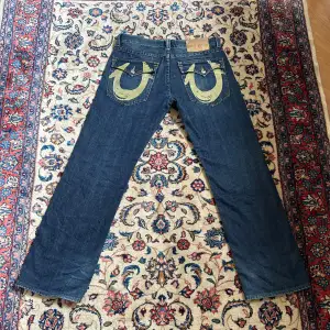 Asfeta rare baggy true religion jeans i nyskick🔥🔥 Nästan aldrig använda och har ingen defekter.  Mått: midja 45cm, ytterben 112, benöppning rätt över 24cm Öppen för byten Kontakta mig vid frågor eller funderingar🔥🔥🔥