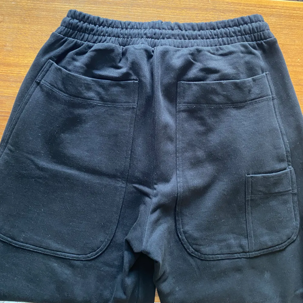 Baggy Sweatpants från märket BERSHKA | Storlek: M | Skick/ 9/10 | Pris: 349kr | Skriv vid frågor eller mer info📩. Jeans & Byxor.