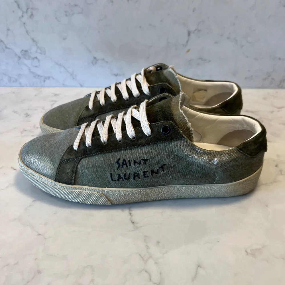 Säljer dessa eftertraktade skor från yves saint Laurent i färgen olivgrön. Skorna är i mycket bra skick, knappt använda som bilderna visar. Storlek 41 men passar upp till 42. Helt slutsålda och tillverkas inte längre! Endast skorna tillkommer vid köp. Skor.