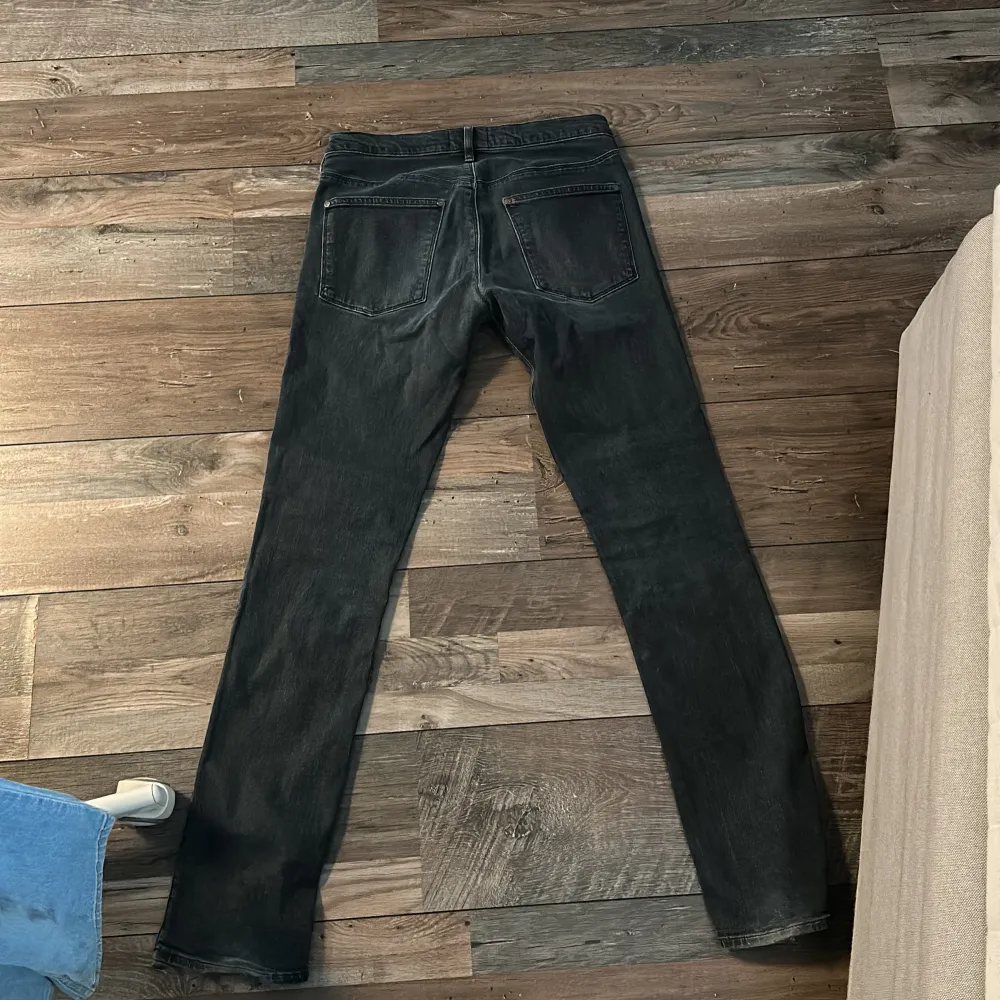 Ett par mörkgråa slim jeans från acne, använda fåtalet gånger, behövde så vid skrevet men fungerar fortfarande som vanligt de därför de låga priset, vid fler frågor kom dm. Jeans & Byxor.