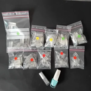 Genomskinliga lösnaglar 446st + 2st nagellack - Säljer dessa då jag inte använder de Kommer i 10 st olika storlekar, kan säkert vara flera eller färre av varje storlek. Storlek 1 = 44st 2 = 48st 3 = 45st 4 = 49st 5 = 45st 6 = 41st 7 = 45st 8 = 43st  9 = 49st 10 = 37st 