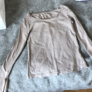 Beige/ grå långärmad tröja  - Långärmad beige tröja från lager 157 i storlek XS sitter lite löst på mig som är 160 cm 💕 bra skick 👍