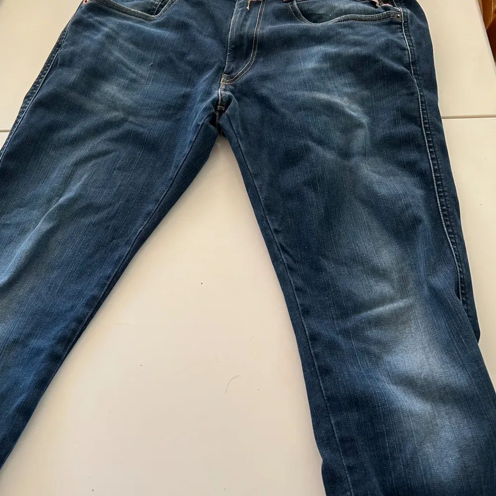 Hej säljer nu dessa replay jeans då de inte kommer till användning, skicket är 10/10 och de är mörkblåa med en fade. Storleken är 31:32 och modellen på bilden är 187 och väger runt 70kg. Jeans & Byxor.