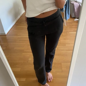 Mjukisbyxor - Säljer mina fina Lxa lågmidjade Mjukisbyxor, inte använt många gånger så nästintill nya🫶🏼🩵🌸