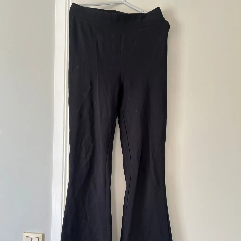 utsvängda byxor från bikbok, de är lite långa i benen för mig som är 164 cm. Jeans & Byxor.
