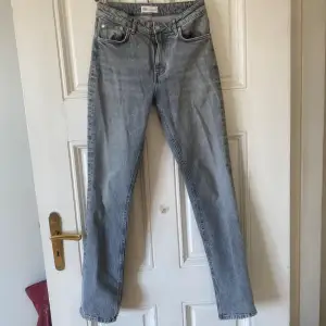 Midwaist jeans från zara i strlk 36❣️ med en snygg slits nertill!