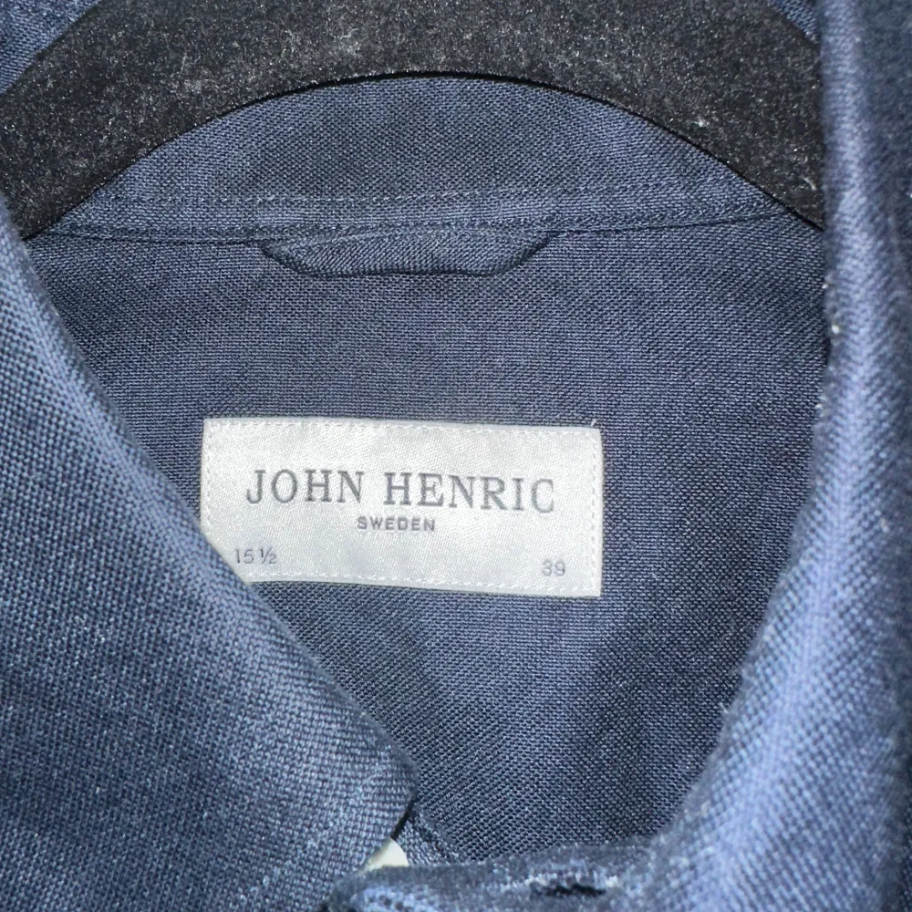 Säljer denna stilrena oxfordskjorta från John henric. Använd vid ett tillfälle dvs så gott som ny. Den är i storlek 39 och nypris är 900kr.. Skjortor.