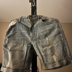 Ripped jeans shorts - Shorts i väldigt bra skick för sommaren. Passar mig som är 175 cm. Köpare betalar frakt. 