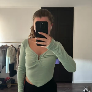 Grön topp från Nakd - Grön topp från nakd i storlek xs. Tröjan har använts ett fåtal gånger men är i bra skick!