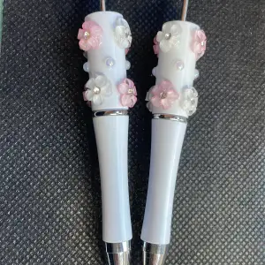 2 stycken pärlpennor med rosa o vita blommorna 