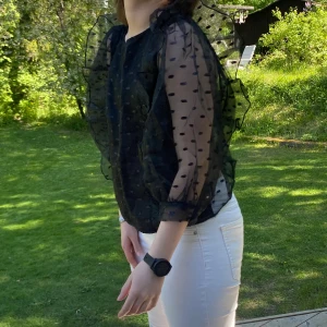 Svart Festblus - Blus köpt från Cassels av märket MNG. Använd fåtal gånger, säljer då den inte är min stil längre 