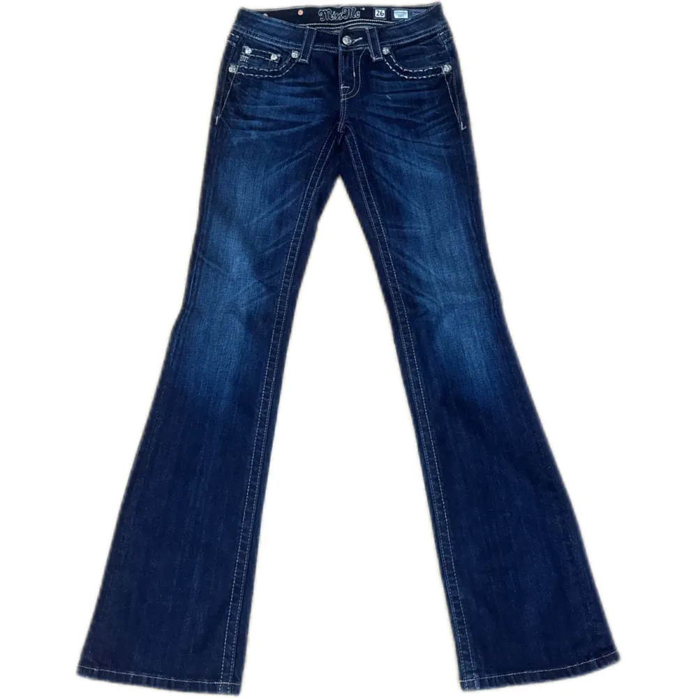 Miss Me jeans i modellen ”JS5014B67/boot” midjemåttet rakt över är 37cm. Ytterbenet 106cm och innerbenet 86cm. Jeansen är som helt nya. Kontakta vid intresse!. Jeans & Byxor.