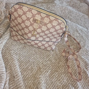 Axelbands väska - Super söt axelbands väska, helt ny🫶🏼