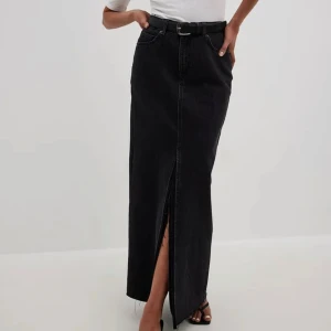 Vid maxikjol i denim - Aldrig använd denim-kjol från nakd. 