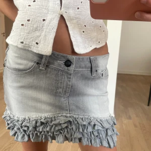 Low waist jeans kjol med volang  - Jätte fin jeans kjol med volanger 